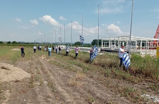 Φωτογραφία από το σημείο που τοποθετήθηκαν οι σημαίες. (Πηγή φωτογραφίας: Κώστας Βενετίδης)